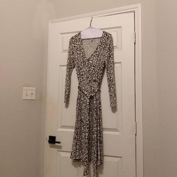 WRAP-AROUND DRESS - Picture 1 of 1